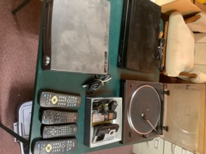 lot 309 image: Large lot of electronics
