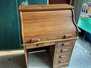 lot 607 image: office desk,skelatan key-locked