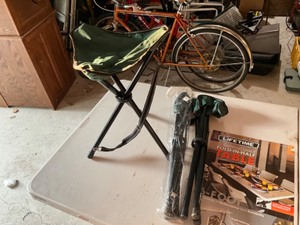 lot 613 image: lot of 3 foldable stools