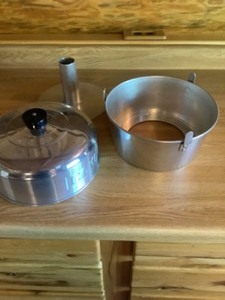 lot 112 image: Cake Pan Set