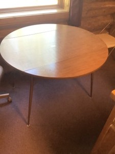 lot 138 image: Small Kitchen Table
