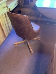 lot 137 image: Swivel Office Chair on Wheels