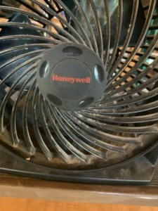 lot 160 image: Honeywell 3 spd fan & Step Stool