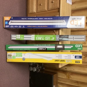 lot 267 image: Various tube lighting