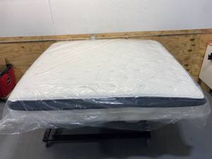 lot 81 image: CORSICANA 10.5 King Mattress