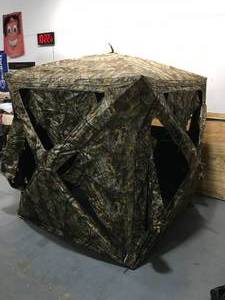 lot 39 image: Cabelas The ZonZ Specialist XL Ground Blind (Retail $179.99)