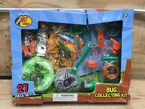 lot 50 image: Bass Pros Shops Toy Bug Collection Kit 27 Piece Set