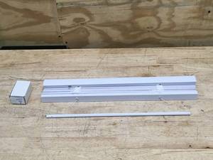 lot 65 image: 1 Vinyl Mini Blinds 22 x 60 Gloss White
