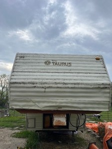 lot 1 image: 5th Wheel Camper
