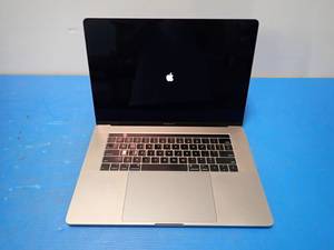 Apple&nbspA1990 MacBook Pro 15,1 &nbspINTEL CORE I7-8850H 2.6 Ghz  32GB DDR4 SDRAM  500GB SSD  15.4 screen with 2880 x 1800 Resolution  Includes IOS and Charger  key marks on screen