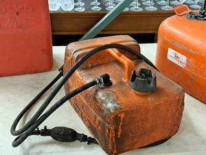 lot 295 image: 3-Gallon Plastic Boat Gas Tank with Pump Hose