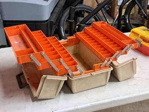 lot 334 image: 17-12 Plastic Tackle Box