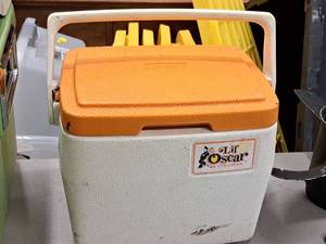 lot 349 image: Coleman Lil Oscar Plastic Cooler