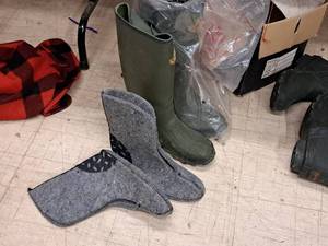 lot 413 image: Pair of Rubber Boots with Pair of Wool Boot Liners  Size 7-Mens 9-Womens