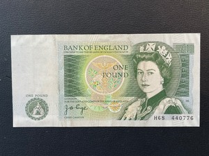 lot 138 image: One Pound Bank of England Note