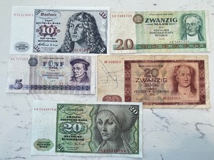 lot 141 image: Foreign Currency
