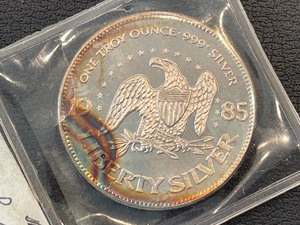 lot 21 image: 1985 1 Ounce .999 Fine Silver Round