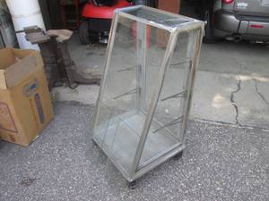 (GRG) Vintage Display Case on Wheel...