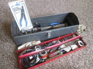 (DLR) 19 Metal Tool Box with Cont...