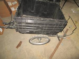 lot 77 image: Clamshell closing tote style pull cart
