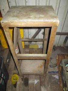 lot 81 image: Well built and very solid metal shop stand approximately 161438