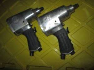 lot 86 image: (2) Pneumatic Campbell Hausfeld 12 impact drills