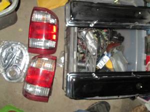 lot 103 image: Clamshell closing tote full of assorted automotive parts and accessories