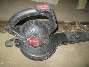 lot 105 image: Electric Toro Power Sweeper leaf blower