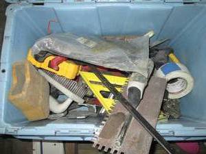 lot 121 image: Pry bar, hammers, tin snips, hand planer, trigger clamps and more