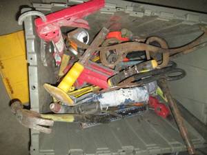 lot 131 image: 25 Milwaukee tape measure, terminal cleaners, Hammers, tin snips, fencing pliers and many other tools