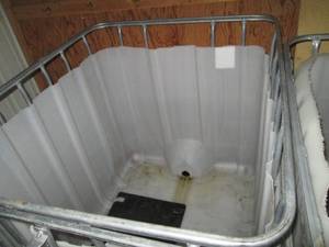 lot 142 image: Heavy Duty pallet size open top bulk holding tank
