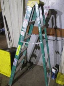 lot 171 image: Louisville 6ft fiberglass ladder