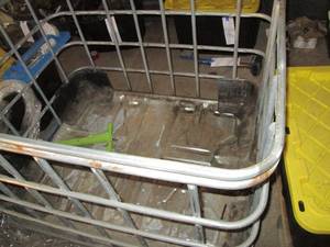 lot 184 image: Metal framed pallet size bulk tank enclosure