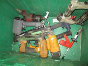 lot 200 image: Clamshell closing tote of assorted pneumatic nailers