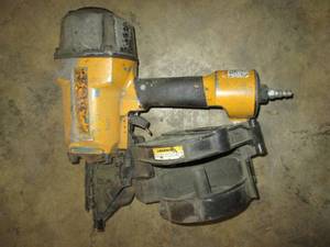 lot 211 image: Heavy duty pneumatic Bostitch coil roofing nailer