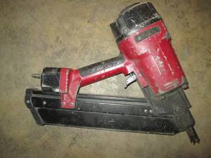 lot 213 image: Heavy duty pneumatic framing nailer