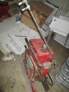 lot 23 image: Hydraulic Pump and motor with stand untested