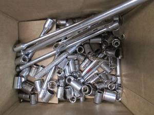 lot 24 image: Socket extensions, ratchets and assorted sockets