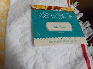 6 The Pioneer Women Sculpted Velour STRP Coral Bath Towels 27 x 52
