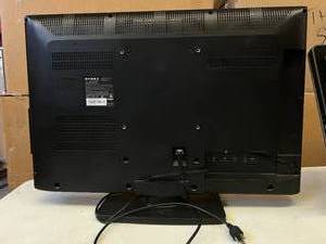lot 52 image: Dynex DX-32L221A12 32 Class LCD HDTV - In Great Condition - No Remote