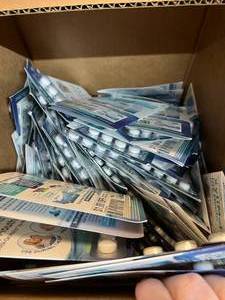 lot 92 image: 1 Case NEW Quest Healthcare QHC03295&nbspOraCoat XyliMelts Dry Mouth Saliva Stimulator Stick-On Moisturizing Melts Sample Packs With Coupons&nbsp&nbsp- Expiration 826