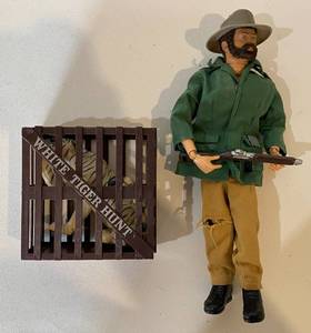 lot 8 image: Vintage 1964 Hasbro GI JOE 12 Adventure Team WHITE TIGER HUNT Figure With Accessory Set