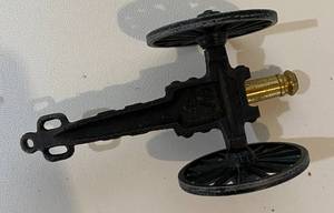 lot 52 image: Vintage Metal Diecast Cannon Toy