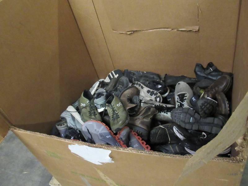 lot 125 image: Pallet of Store Overstock Store and Ecommerce Product and Returns - Mens ShoesBoots