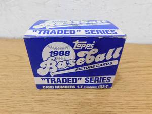 lot 143 image: 1988 Topps Traded Factory Set #1-132T LK