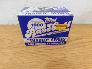 lot 269 image: 1988 Topps Traded Factory Set