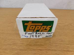 lot 286 image: 1995 Topps Football Hand Collated Complete Set