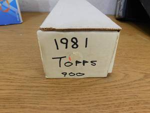 lot 300 image: 900 1981 Topps Baseball Card