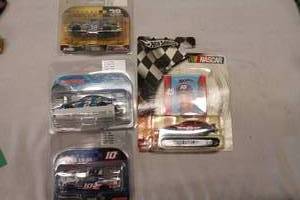 lot 124 image: Lot of 4 164 scale NASCAR Die-Cast Replicas in Box