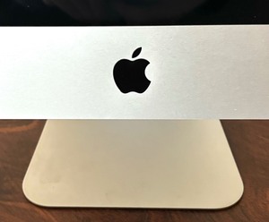 lot 2 image: Apple iMac 21 12 Inch LED Wide Screen Computer with Keyboard and Mouse